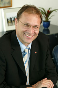 <b>...</b> folgt damit dem letztjährigen Gewinner <b>Jens Alder</b>, CEO von Swisscom. - t2_027