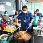 (Pattaya News 5) May 21 09 Pattaya mayor cooks Pad Thai for medical workers at City Hospital 1